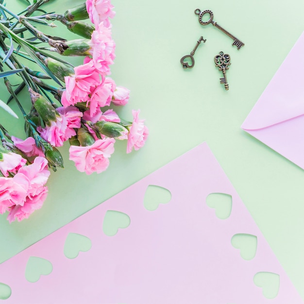 Free photo flowers bouquet with small keys on table