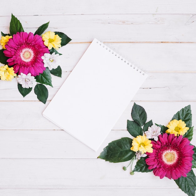 Flowers and notepad composition