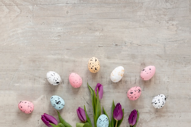 Free photo flowers and painted eggs on table