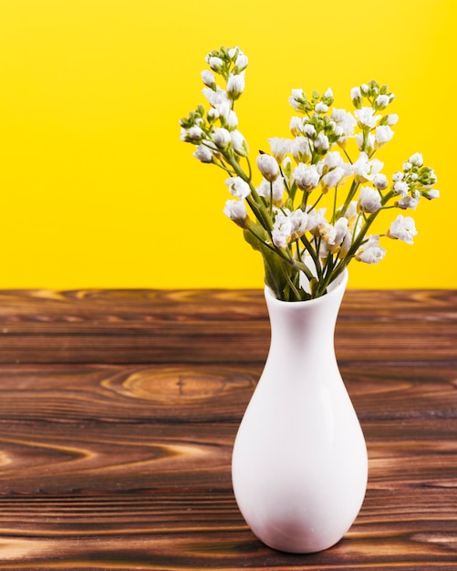 Free photo flowers in a vase