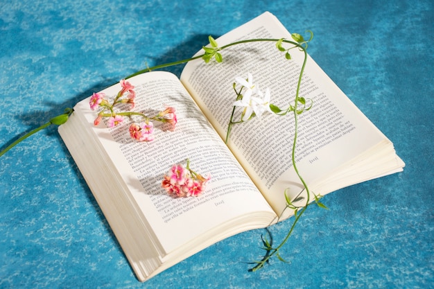 Free Photo flowery book separator