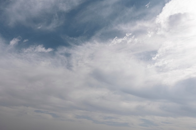 Free photo fluffy clouds on a blue sky