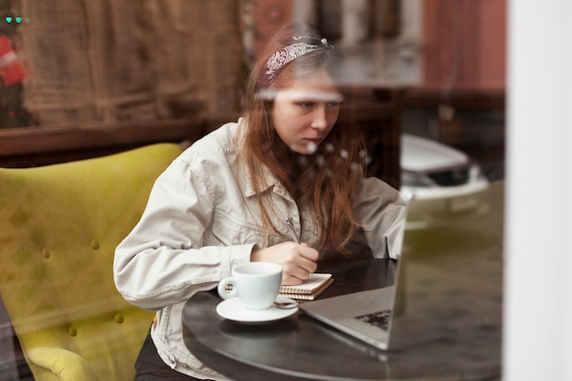 Free photo focused woman looking at laptop