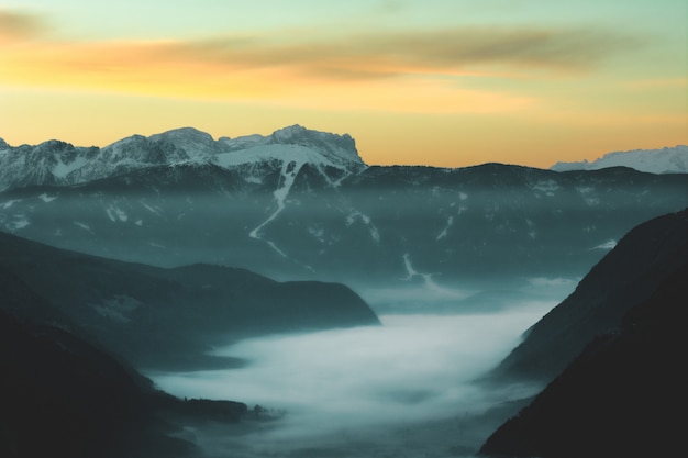 Free Photo fog on mountain during dusk