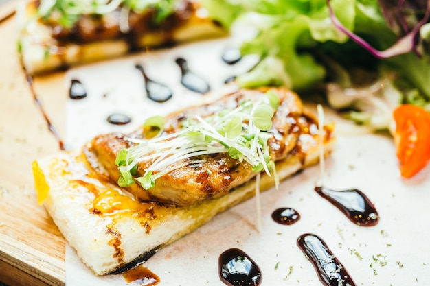 Free photo foie gras on top of bread with sauce