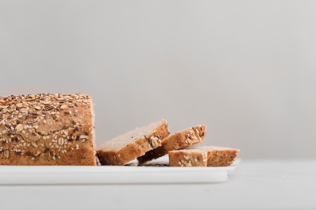 Food arrangement with bread