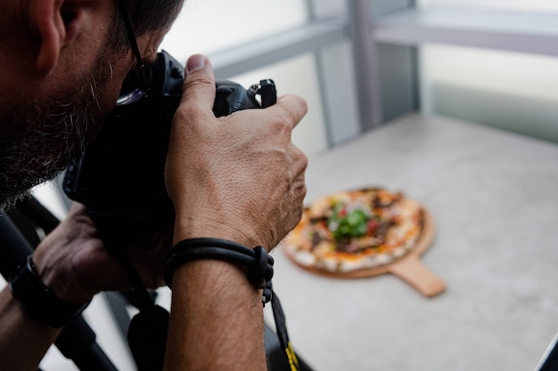 Free photo food photographer is shooting pizza