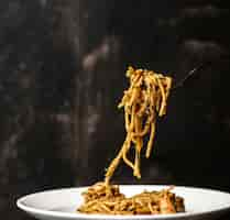 Free photo food styling spaghetti plate closeup