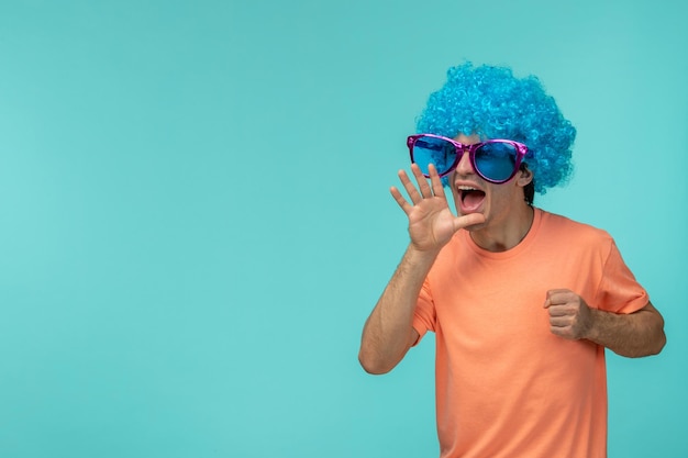 Free photo fools day guy clown screaming blue hair pink big sunglasses funny yelling