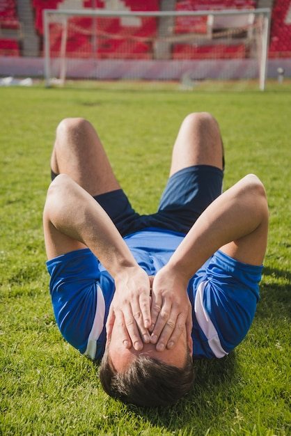 Free Photo football player in despair