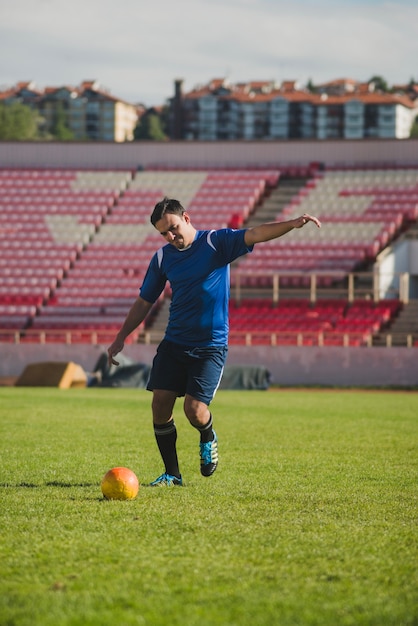 Free photo football player executing free kick