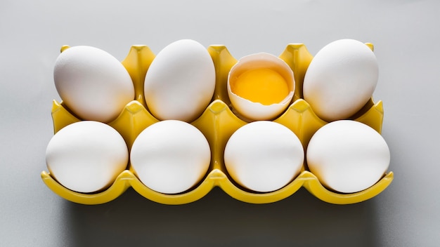 Free photo formwork with one cracked egg on table