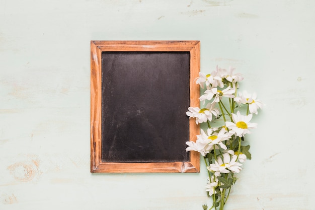 Free photo frame blackboard with camomiles