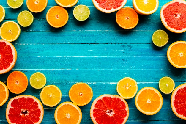 Free photo frame made of citrusses on table with copy space