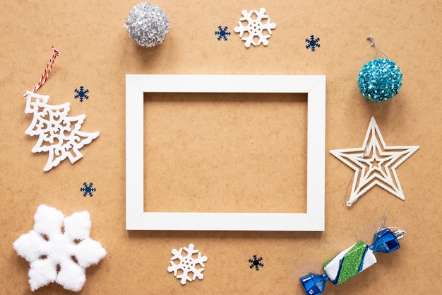 Free Photo frame mock-up surrounded by decorations