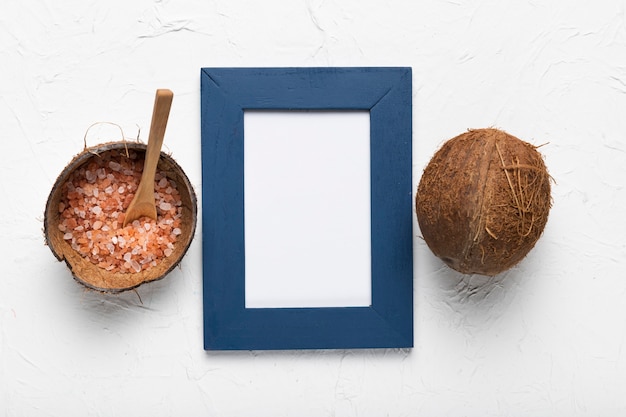 Free Photo frame with coconout and mineral salt