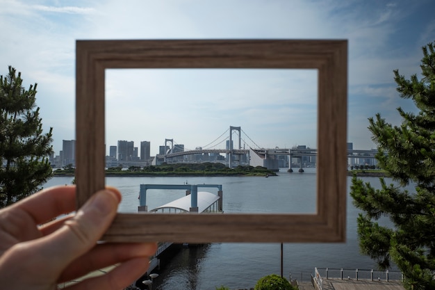 Free Photo framing landscape while traveling