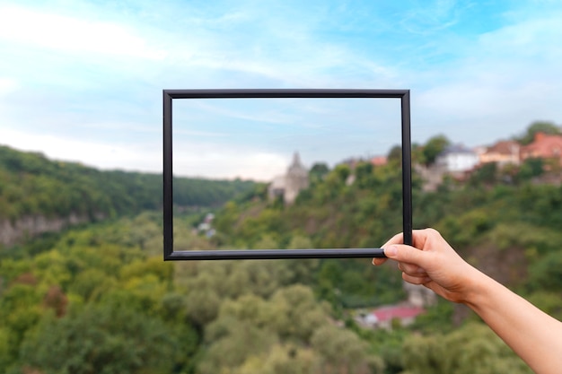 Free photo framing landscape while traveling