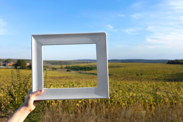 Free photo framing landscape while traveling