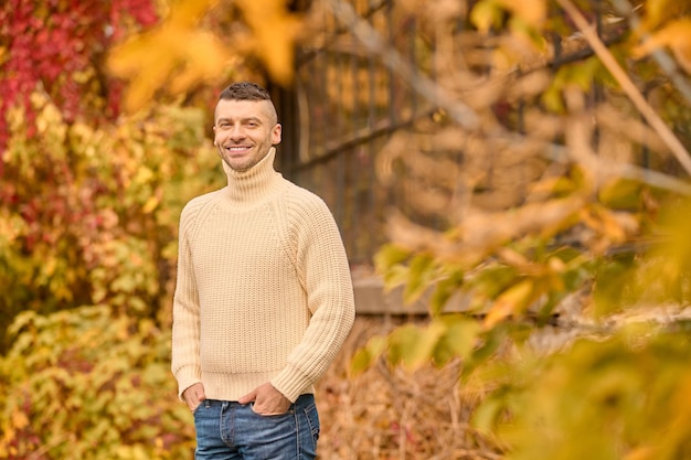 Free photo freedom. a man in na beige turtleneck in th autumn park