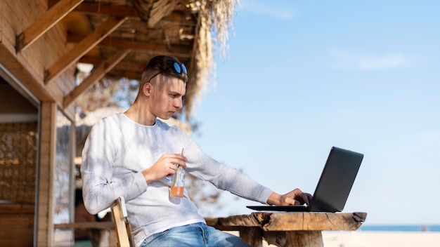 Free photo freelancer working outdoors medium shot