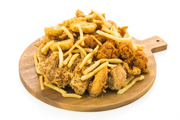 Free photo french fries and fried chicken on wooden plate