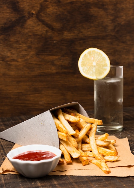 Free photo french fries with ketchup and lemonade