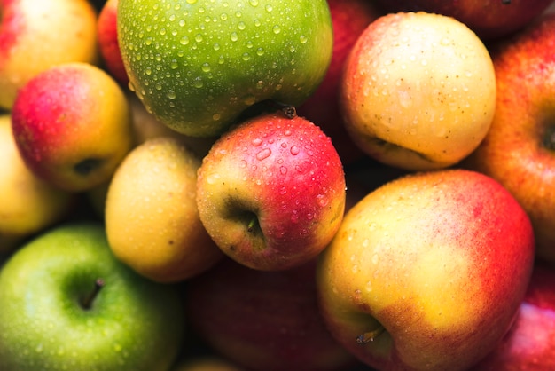 Free photo fresh apples in a bowl