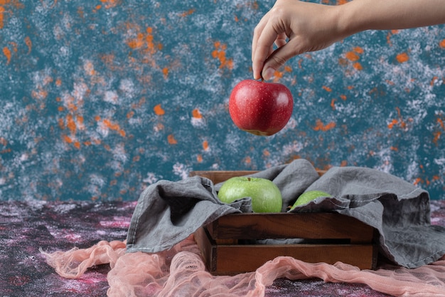 Free photo fresh apples in a rustic wooden container.