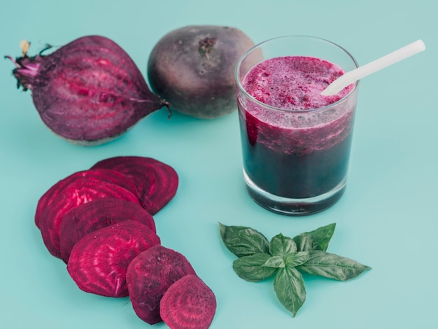 Free photo fresh beetroot slices and juice