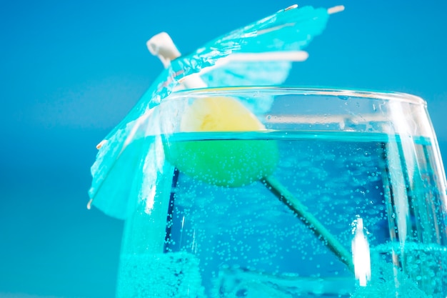 Free photo fresh blue drink with olive bubbles and ice cubes