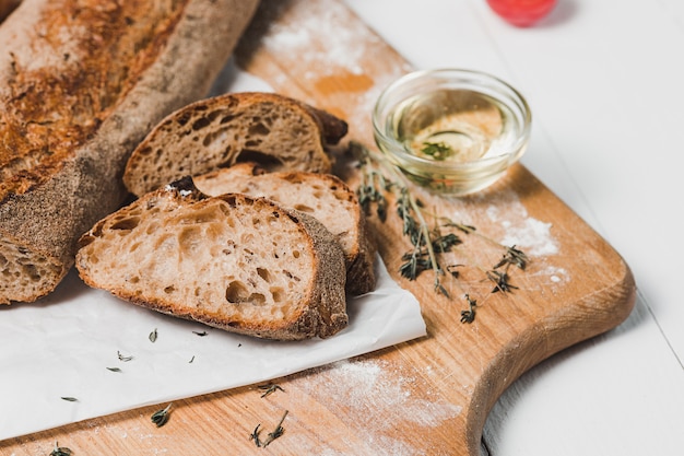 Free photo fresh bread on table close-up