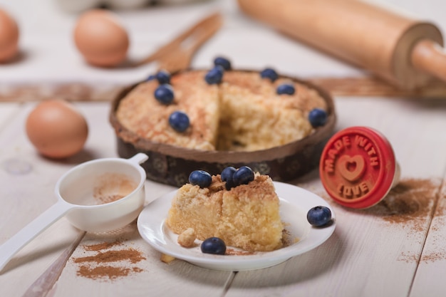 Free photo fresh cake with blueberries on wood table