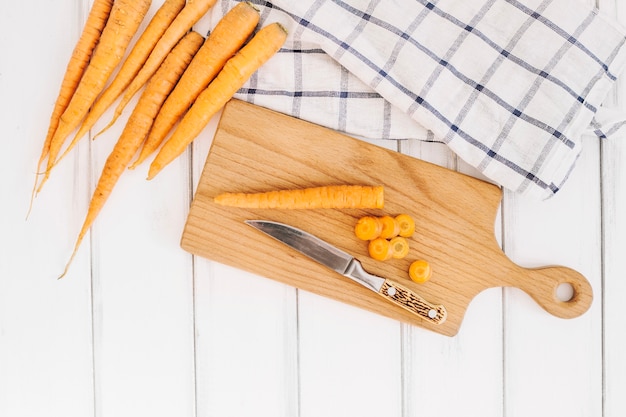 Free photo fresh carrot and knife on board