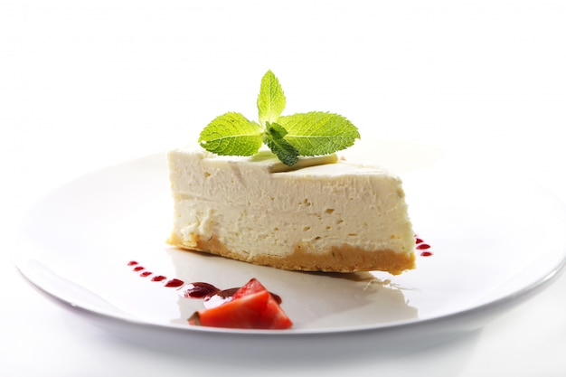 Free photo fresh cheesecake served with mint