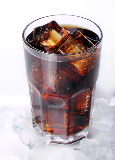 Free photo fresh cola drink in glass