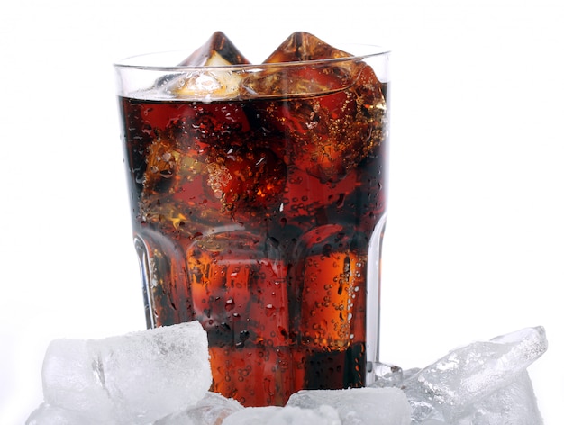 Free photo fresh cola drink in glass