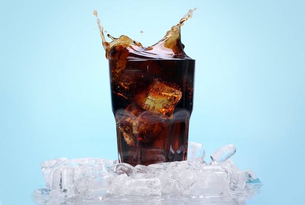 Free photo fresh cola drink with ice