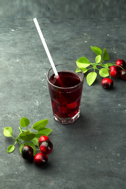 Free Photo fresh cranberry juice with a straw