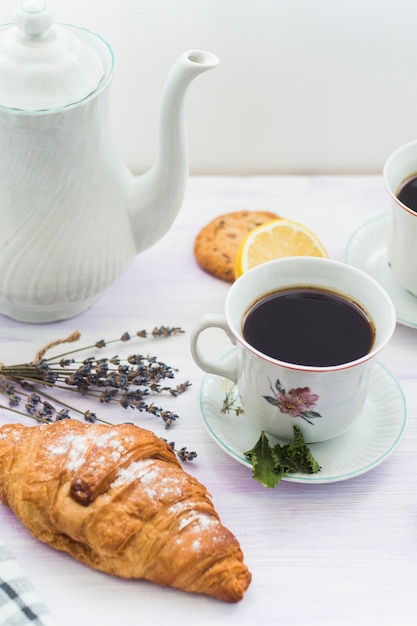 Free photo fresh croissant with cup of tea for breakfast