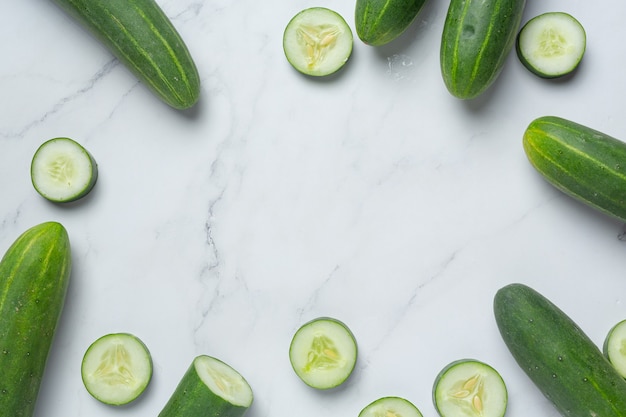 Free photo fresh cucumbers sliced on marble background