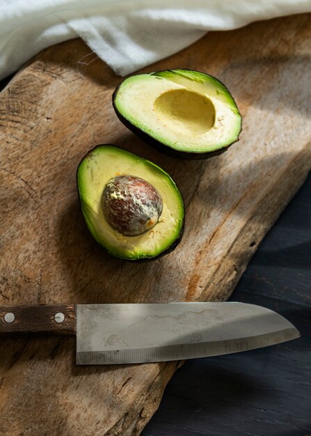 Free photo fresh cut avocado on a wooden cutting board