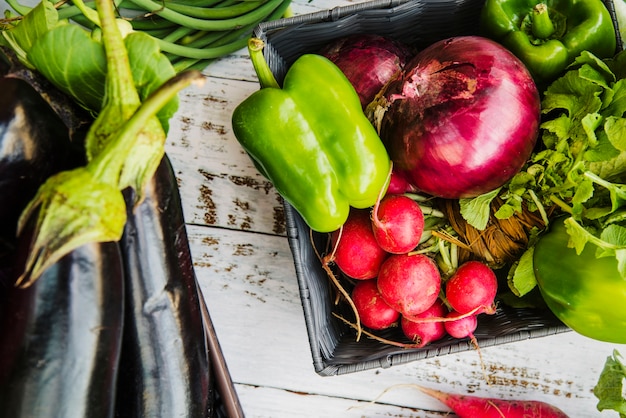 Free photo fresh farm vegetable on wooden desk