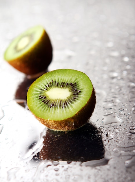 Free photo fresh green kiwi