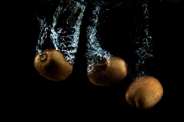 Free Photo fresh kiwis in the water