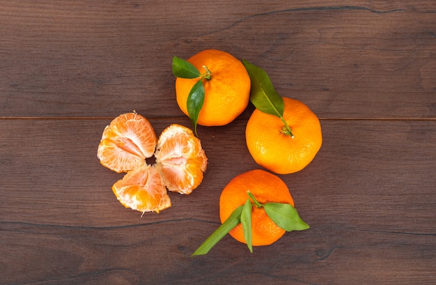 Free photo fresh mandarin on wooden surface