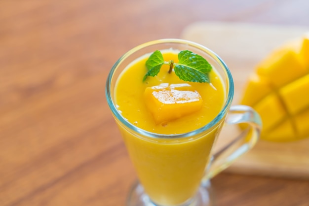 Free photo fresh mango smoothie