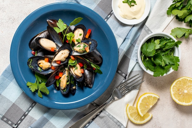 Fresh mussel shells with lemon slices