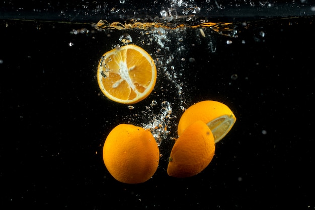 Free Photo fresh oranges in the water