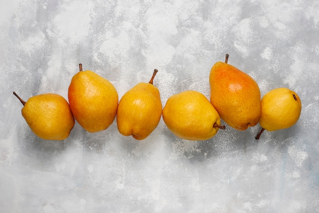 Free photo fresh organic pears on light